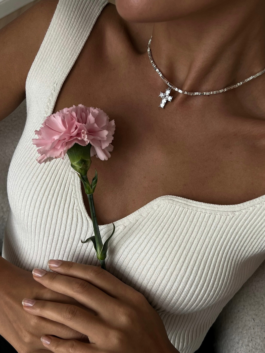 Чокер с крестиком из кристалла серебристый - фотография товара