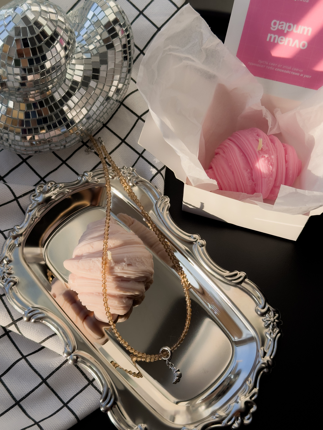 Подарочный набор из чокера и свечи в виде круассана - фотография товара