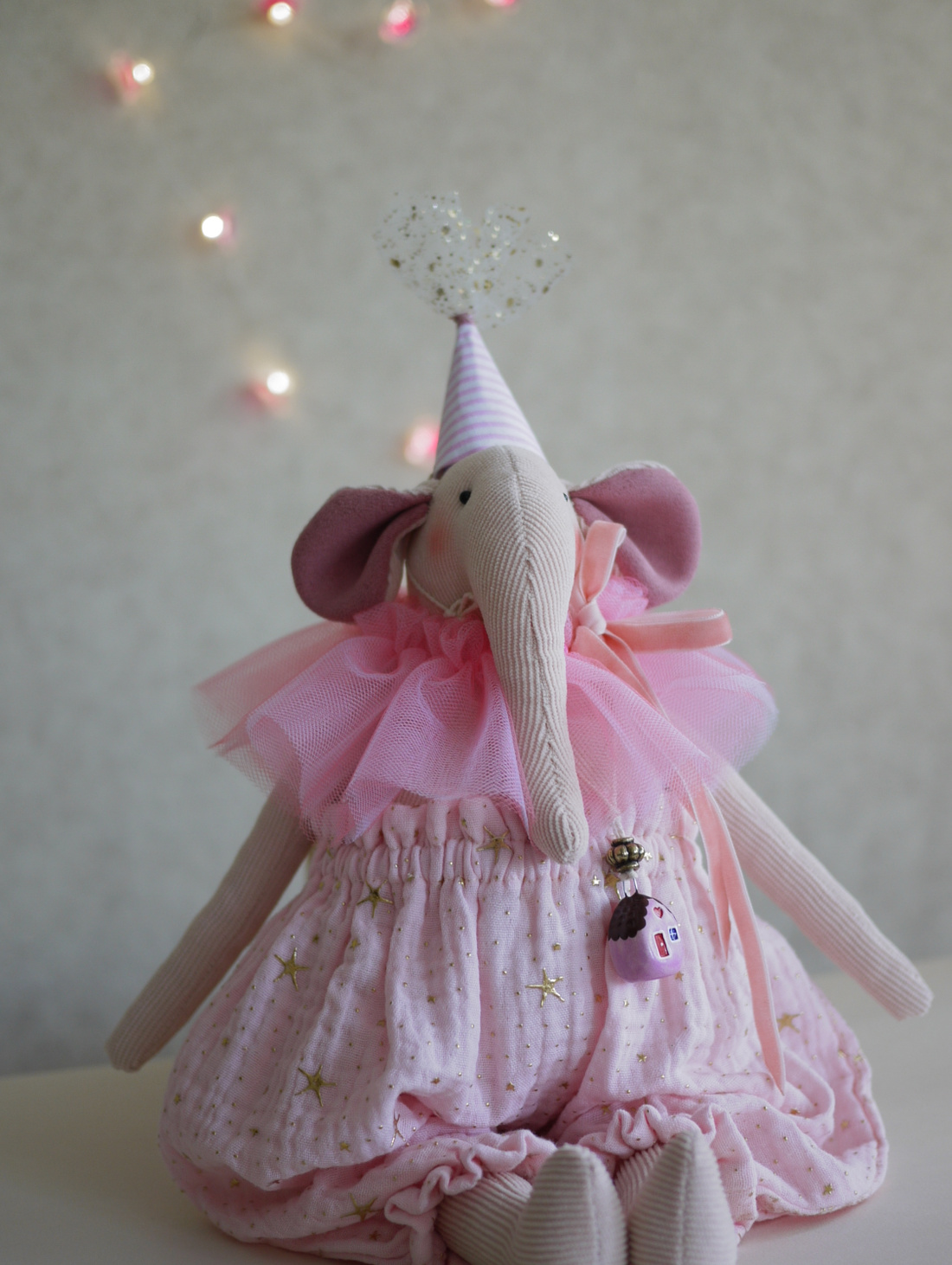 Зефирный слоник в нежно-розовых оттенках и праздничном наряде - фотография товара