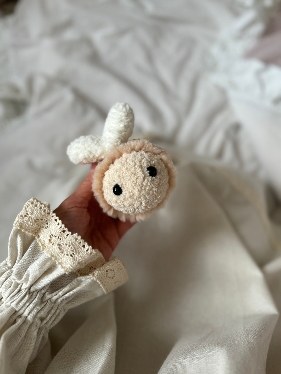 Интерактивная игрушка "Пчелка" в молочном оттенке - фотография товара