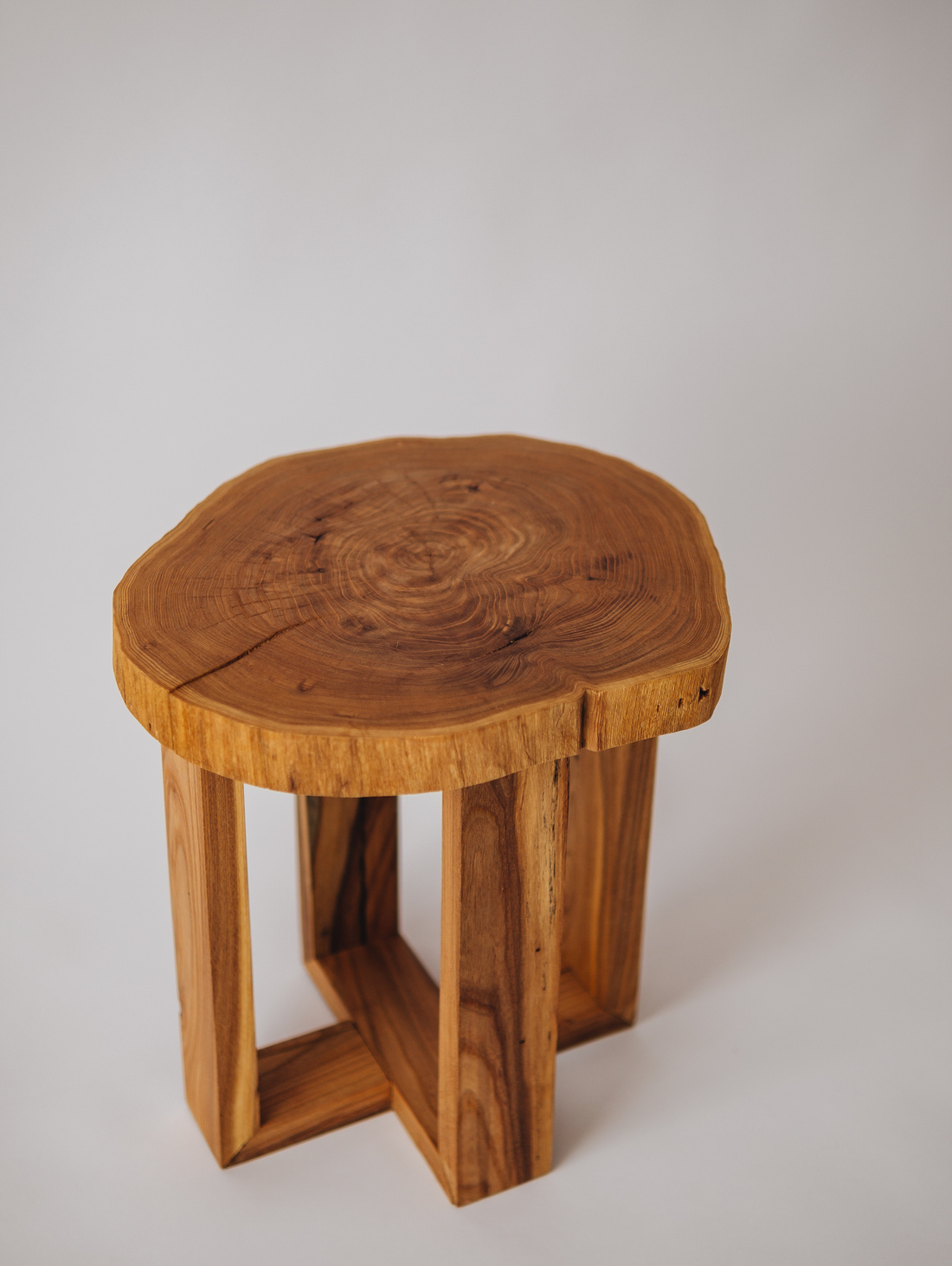 Прикроватный столик из карагача - фотография товара