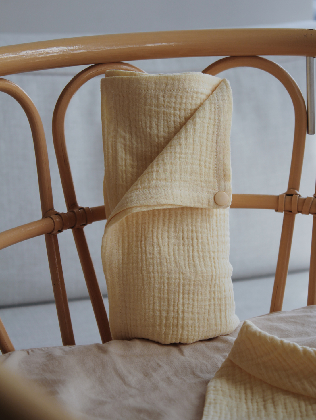 Муслиновая пеленка на кнопке, цв. "сливочное масло" - фотография товара