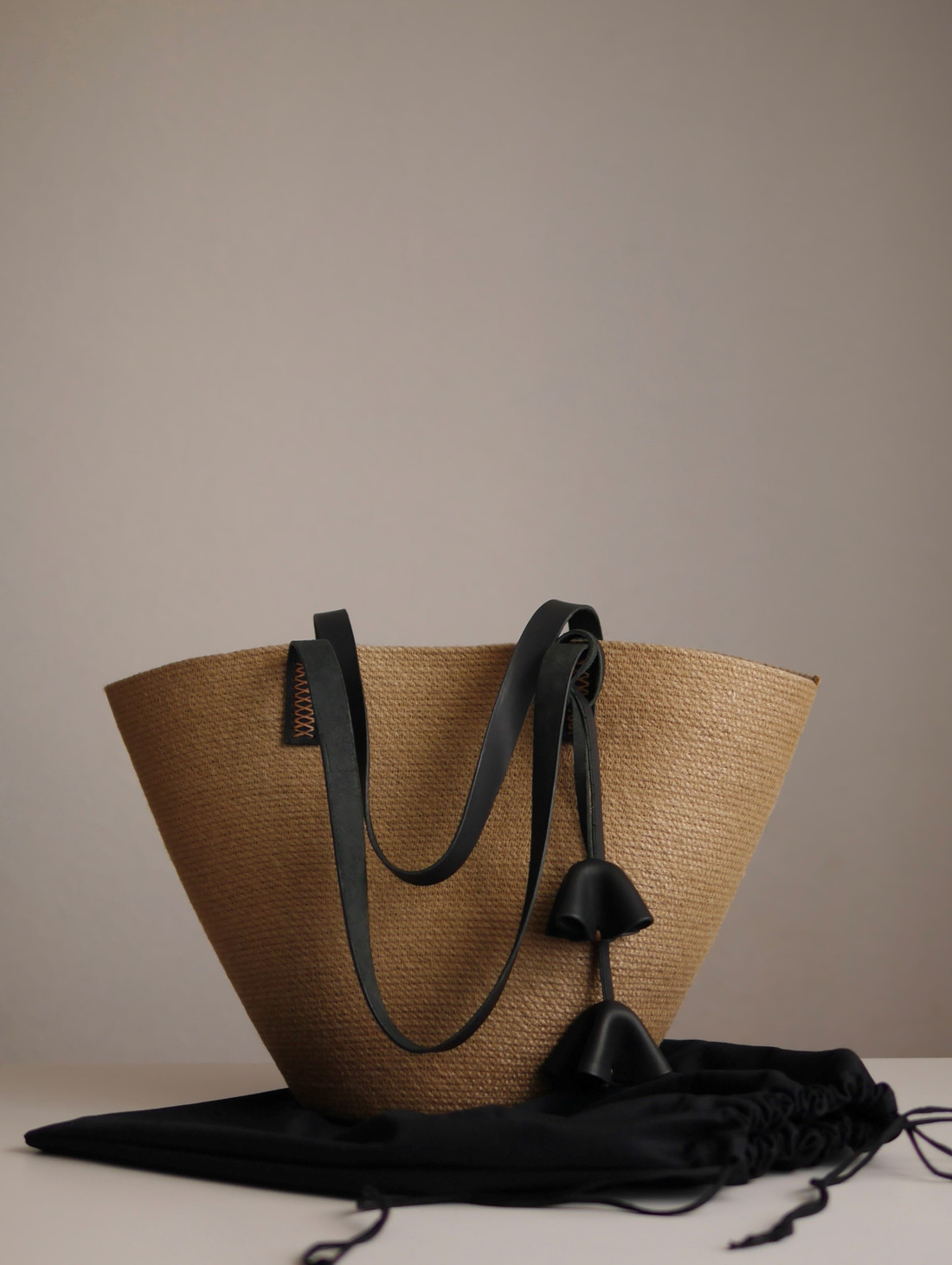 Сумка трапеция с кожаными ручками - фотография товара