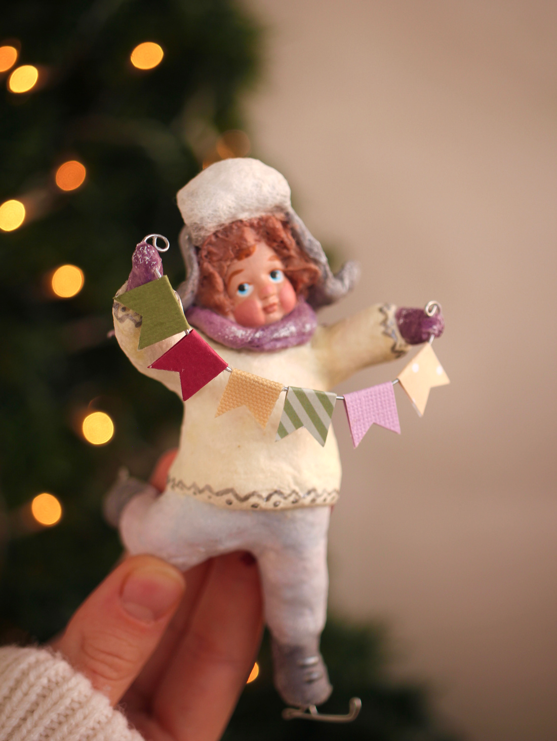 Ватная ёлочная игрушка "Мальчик с флажками на коньках" - фотография товара