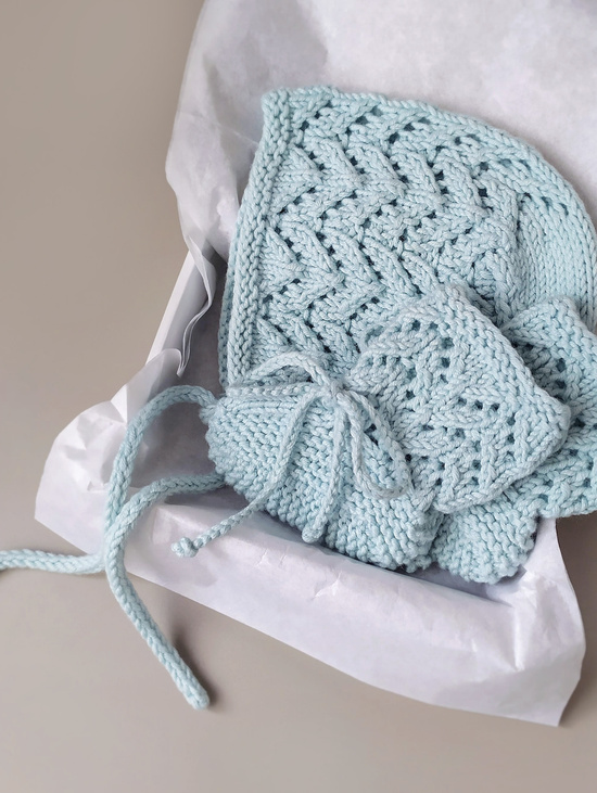 Комплект на выписку для мальчика - чепчик и пинетки