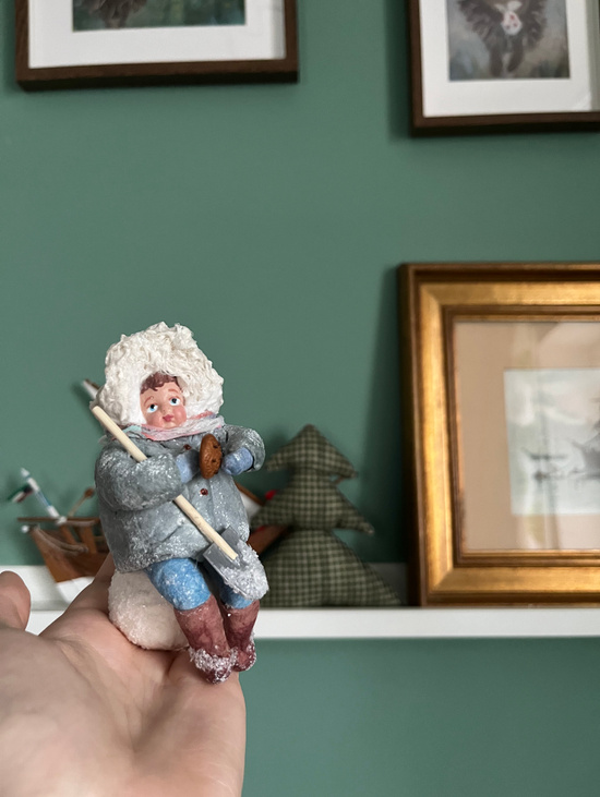 Ватная ёлочная игрушка "Мальчик с лопатой"