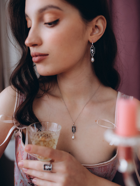 Серьги "Девушка в окне"