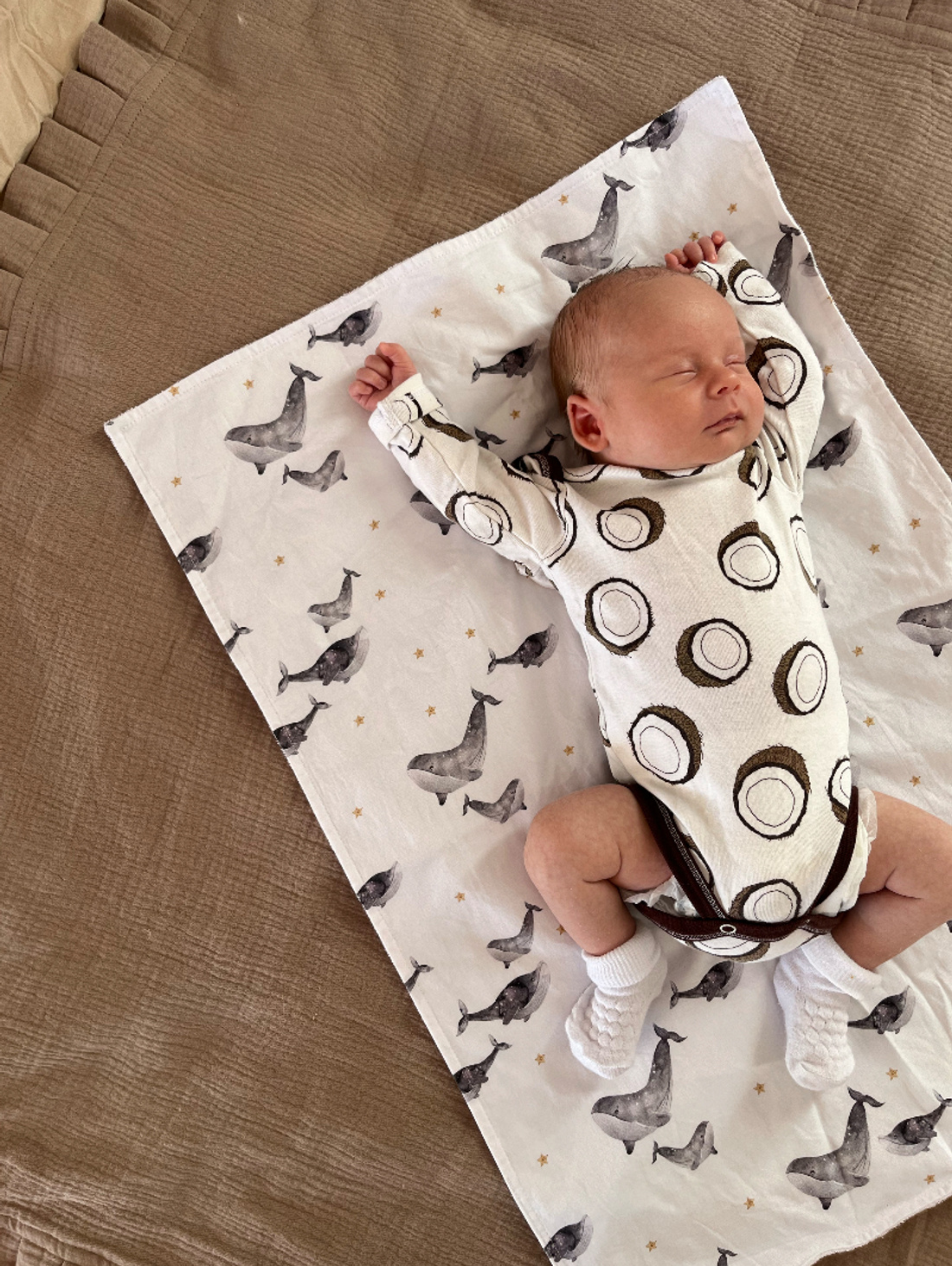 Непромокаемая пеленка "Киты" - фотография товара