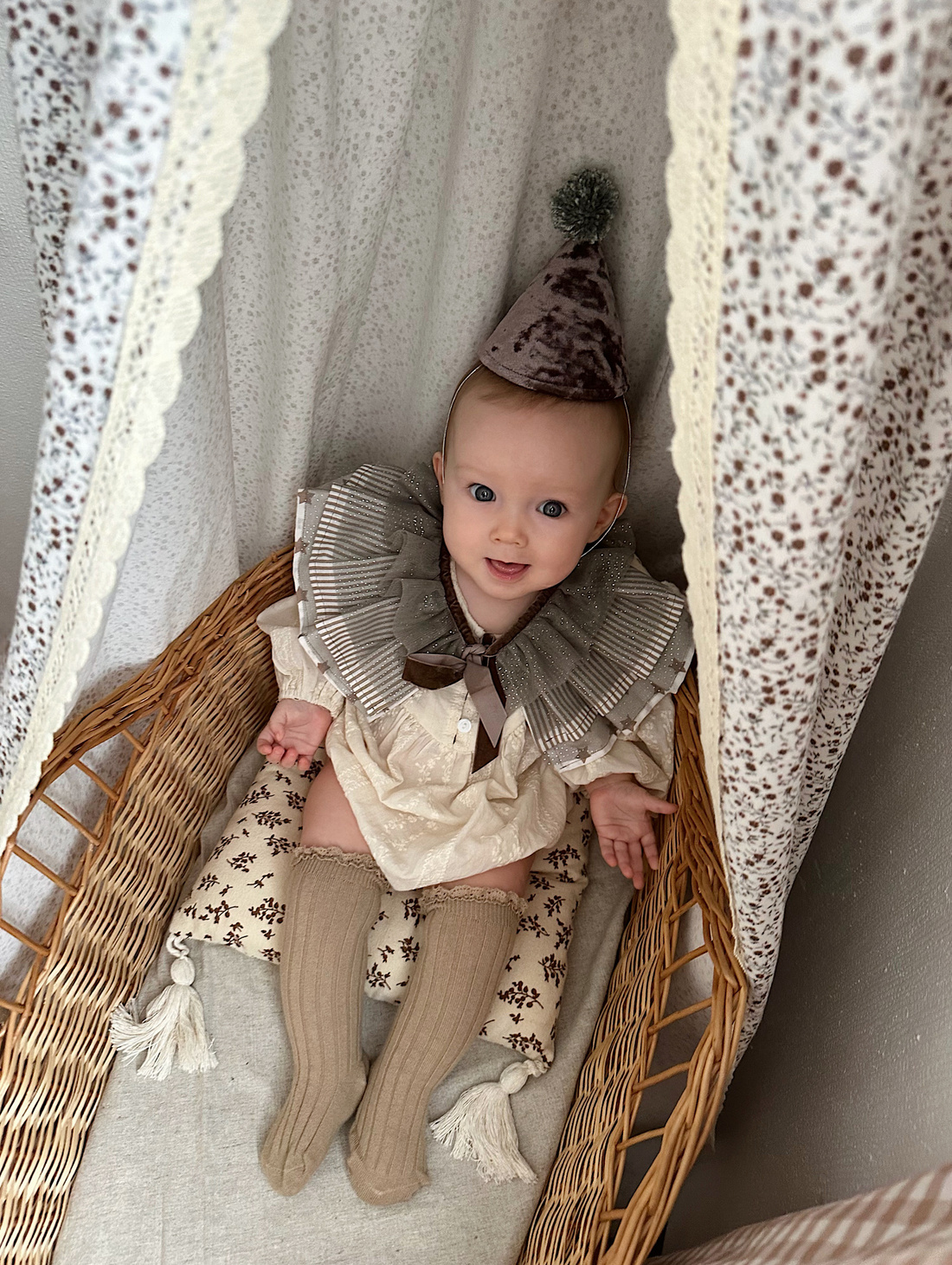 Праздничный набор одежды для детей - колпак и воротник - фотография товара