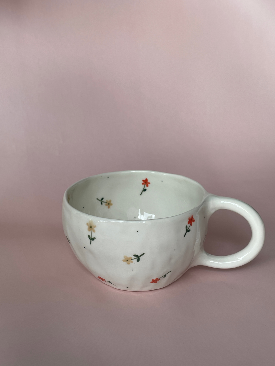 Керамическая кружка ручной работы «Красно-желтые цветы» - фотография товара