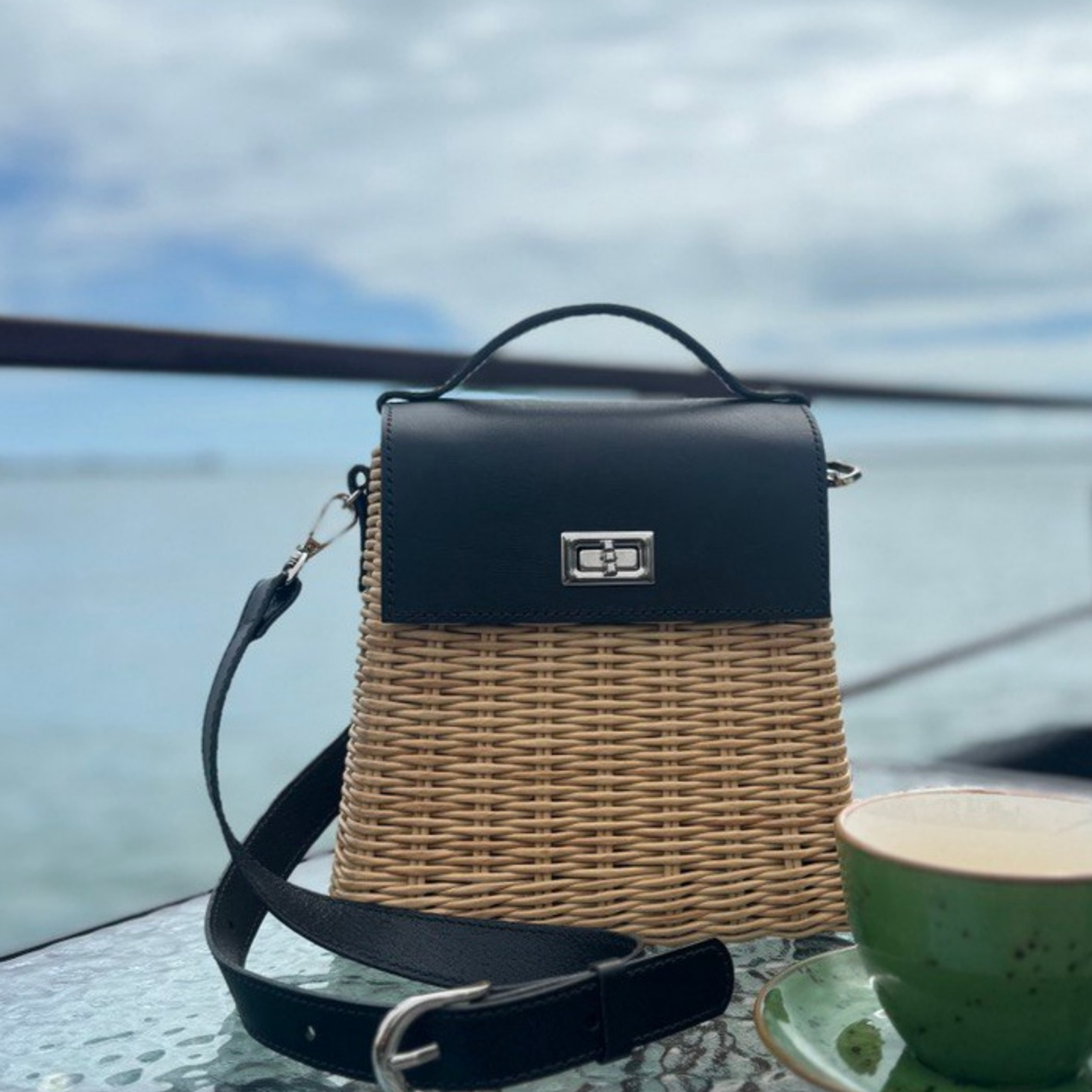 Плетеная сумка соломенного цвета с черным клапаном - фотография товара