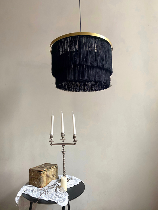 Люстра черная с бахромой