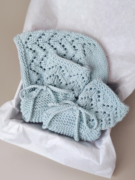 Комплект на выписку для мальчика - чепчик и пинетки