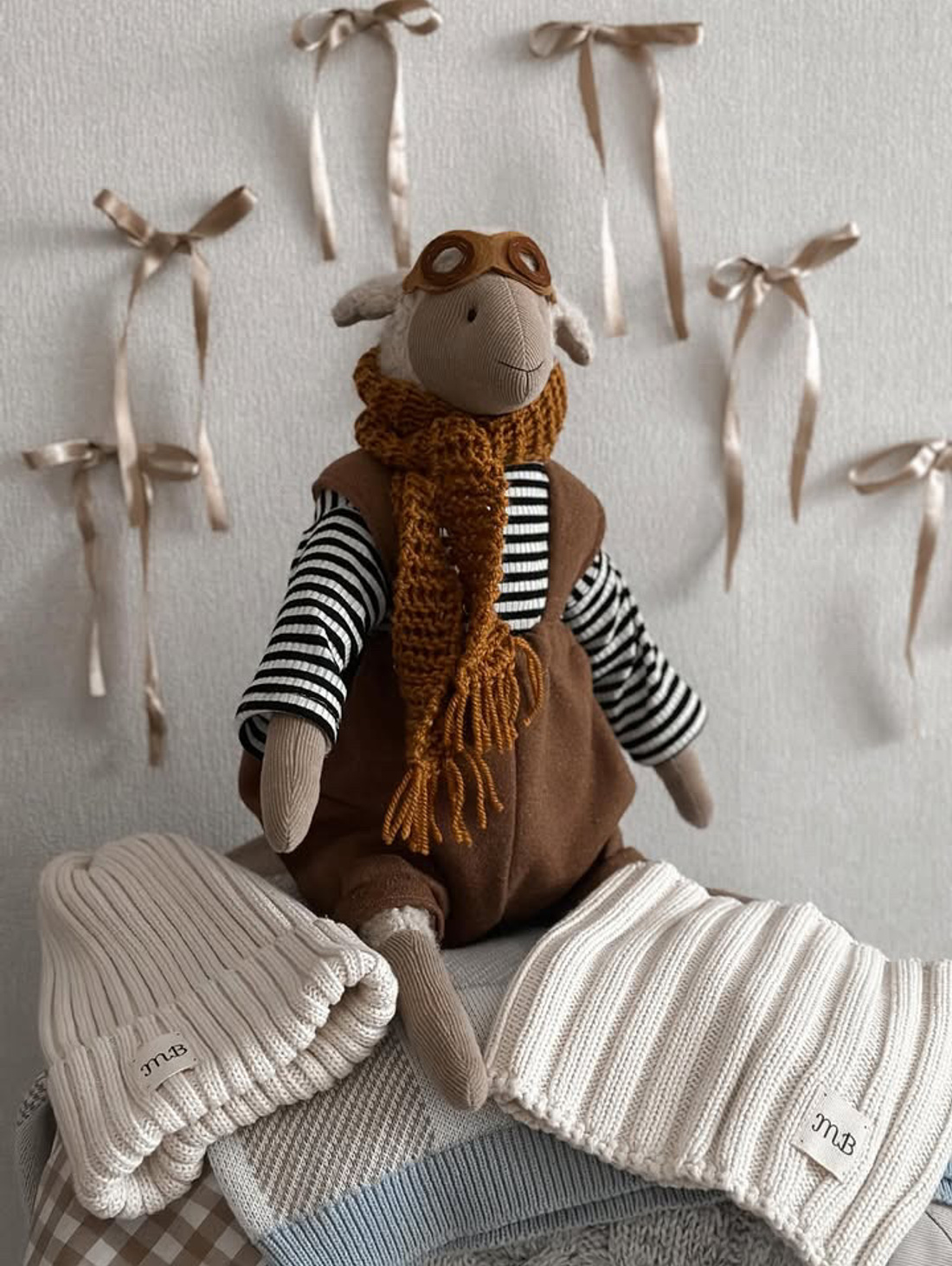 Мягкая игрушка "Барашек-пилот" - фотография товара