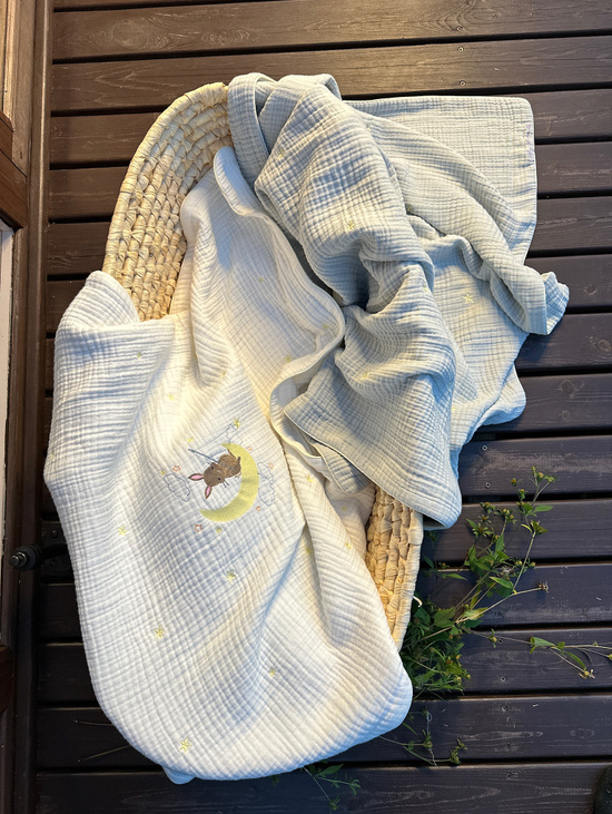 Плед «Лунная рыбалка с зайчонком» Молочный 105×105см