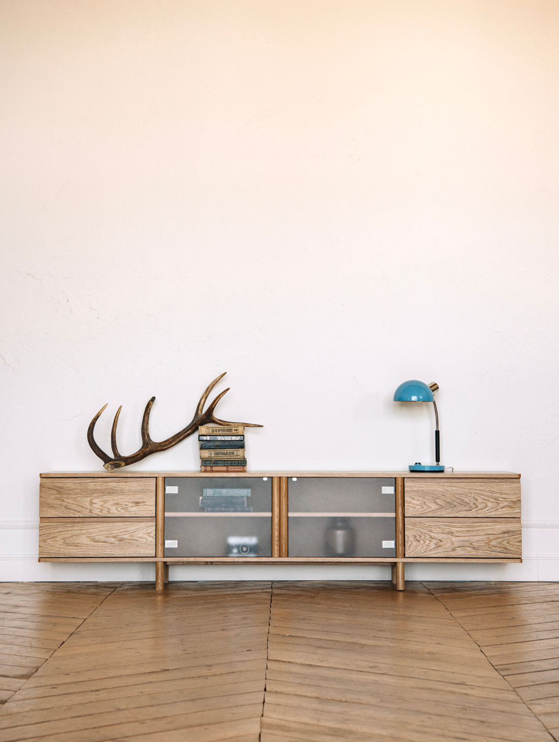 Комод из шпона и массива дуба + стекло КОМО11 - фотография товара