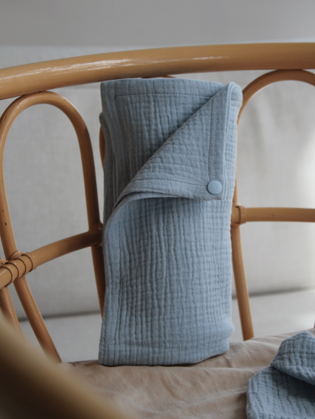 Муслиновая пеленка на кнопке, цв. "baby blue" - фотография товара