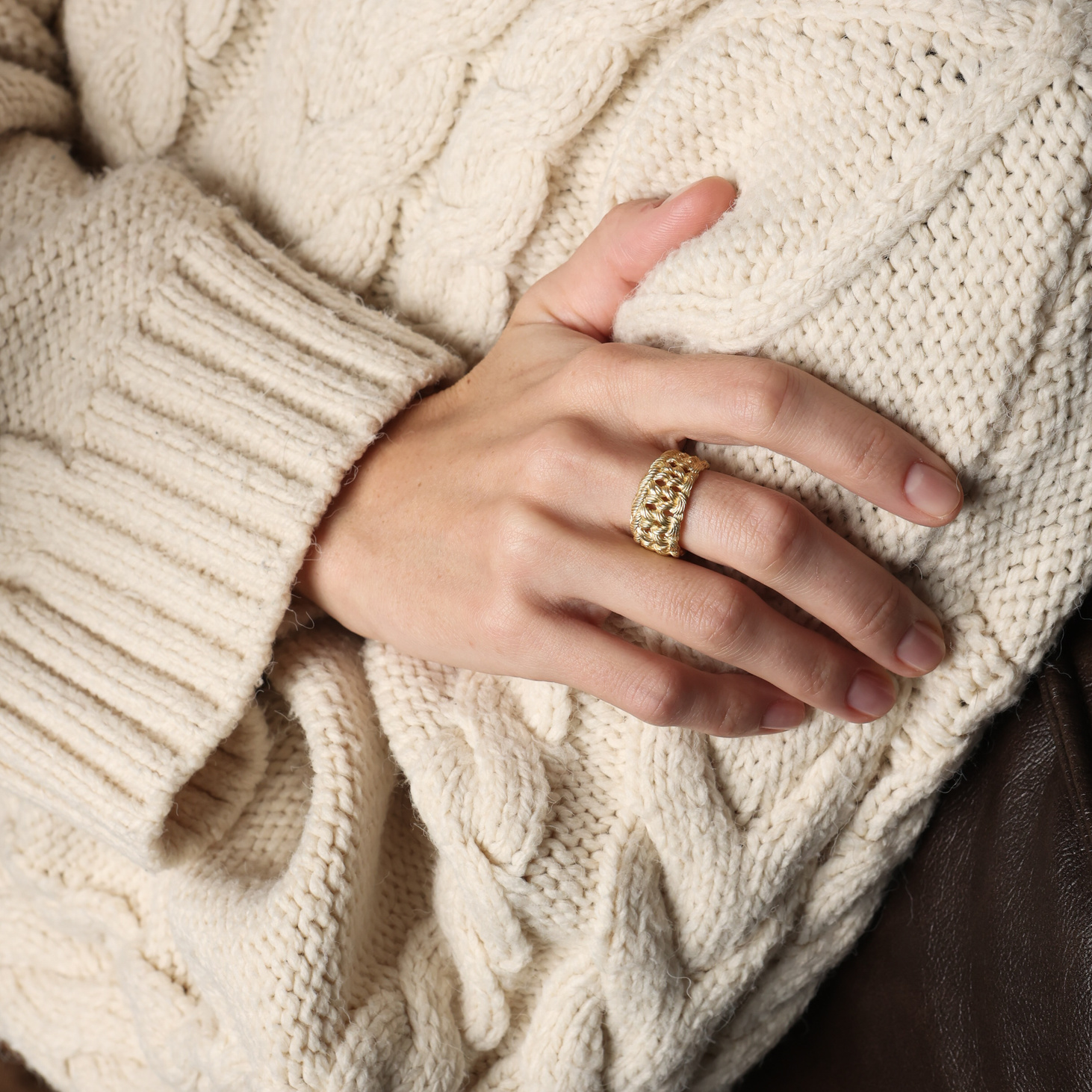 Кольцо из позолоченного серебра SVITEROK с фактурой ручной вязки - фотография товара