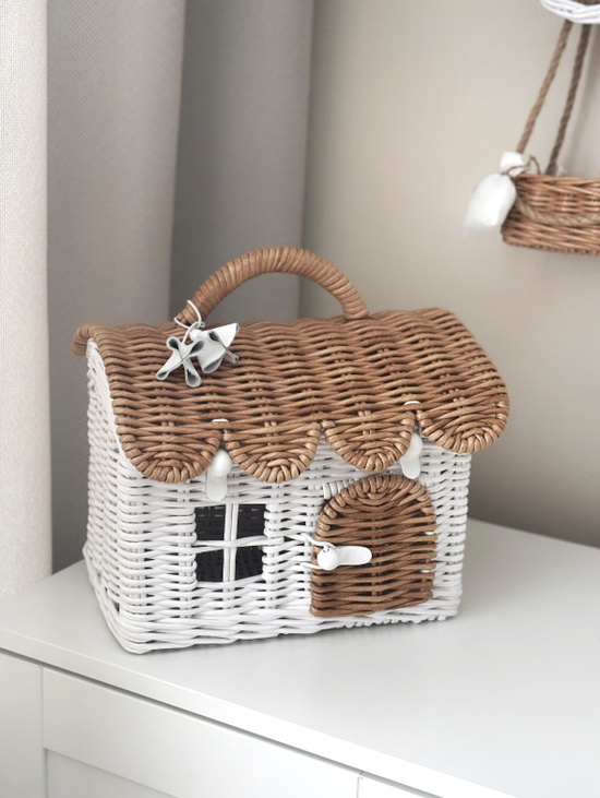 Плетёный кукольный домик-сумка