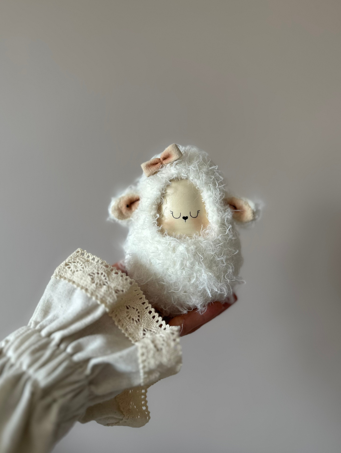 Неваляшка "Овечка" молочная с бантиком - фотография товара