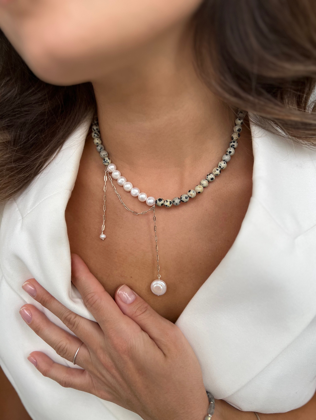 Колье из далматиновой яшмы с цепочкой - фотография товара