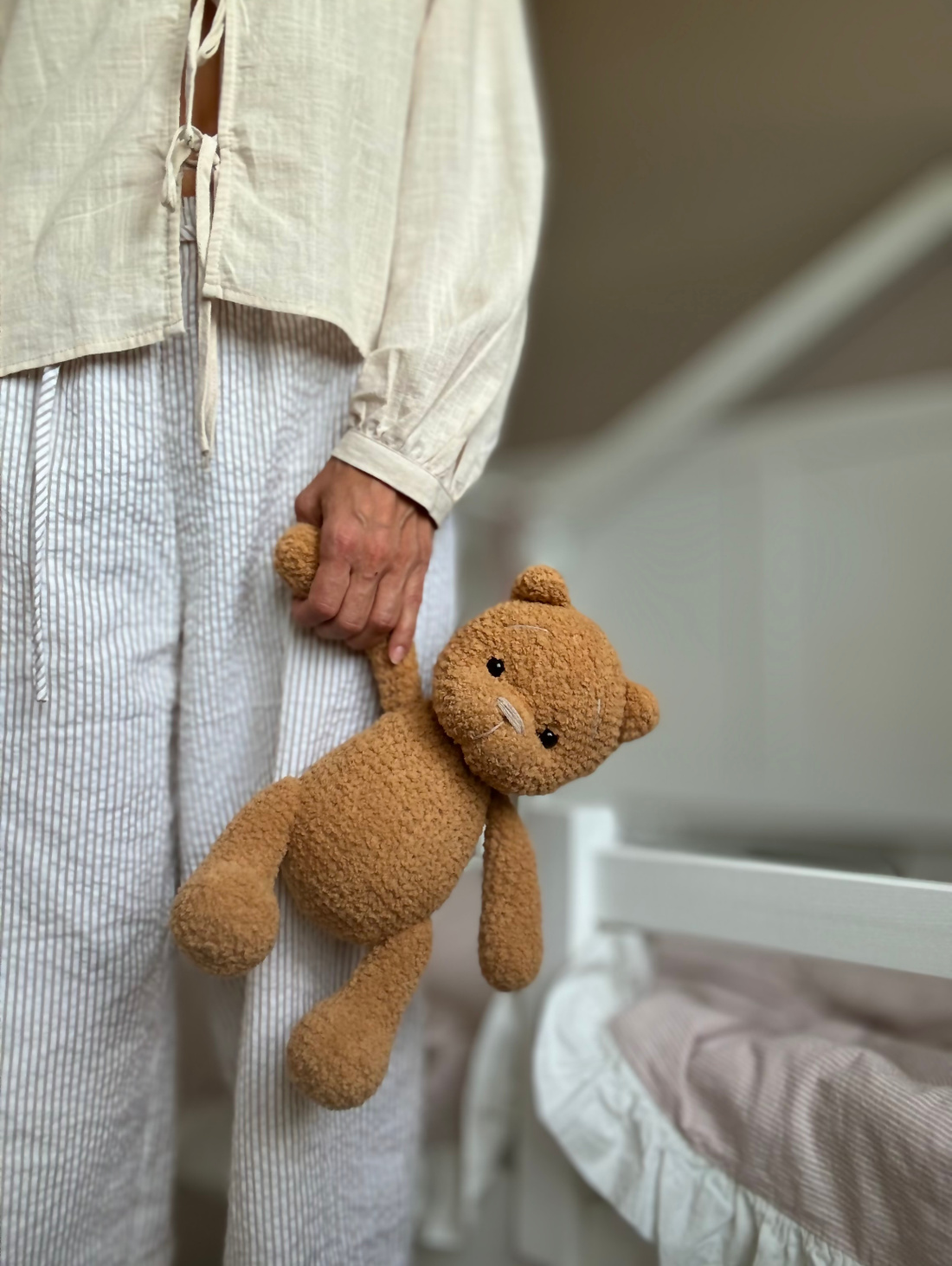 Интерактивный плюшевый мишка в коричневом оттенке - фотография товара