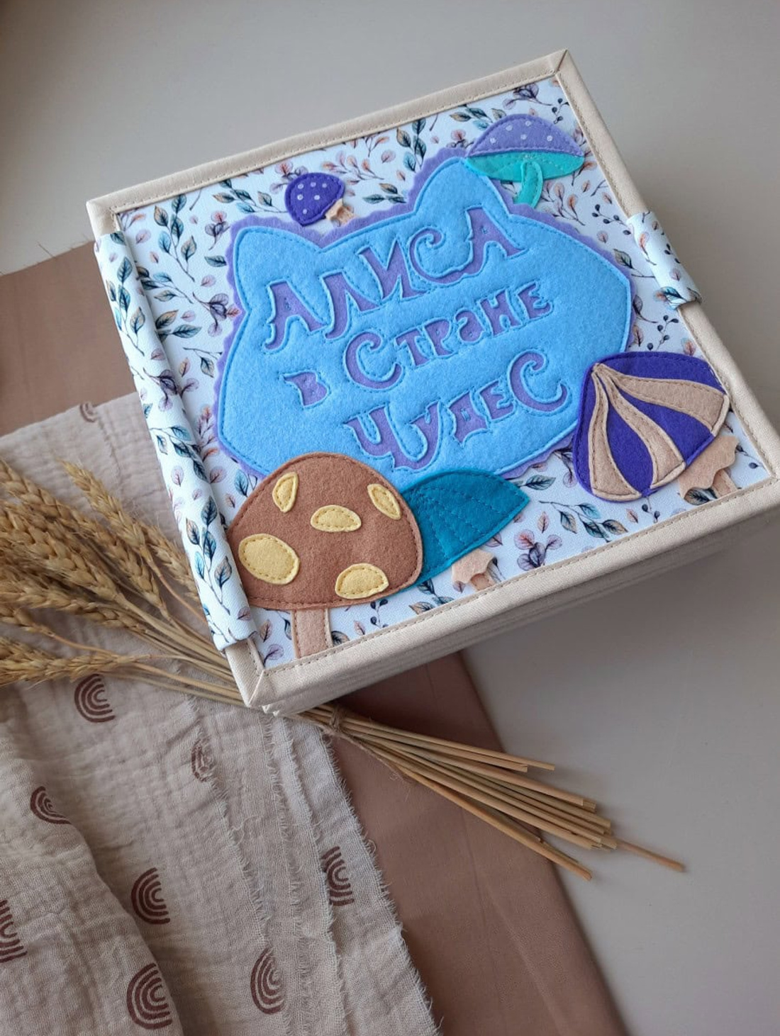 Коллекционная книжка из фетра "Алиса в стране чудес" - фотография товара