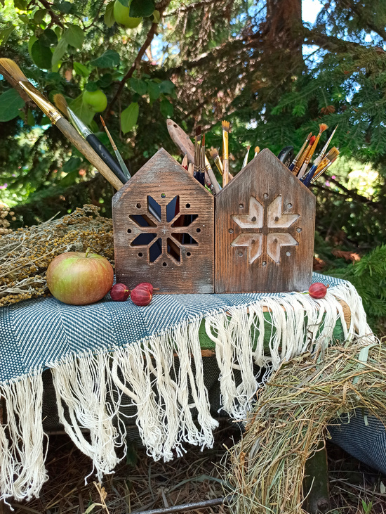 Деревянная карандашница с вырезанным рисунком
