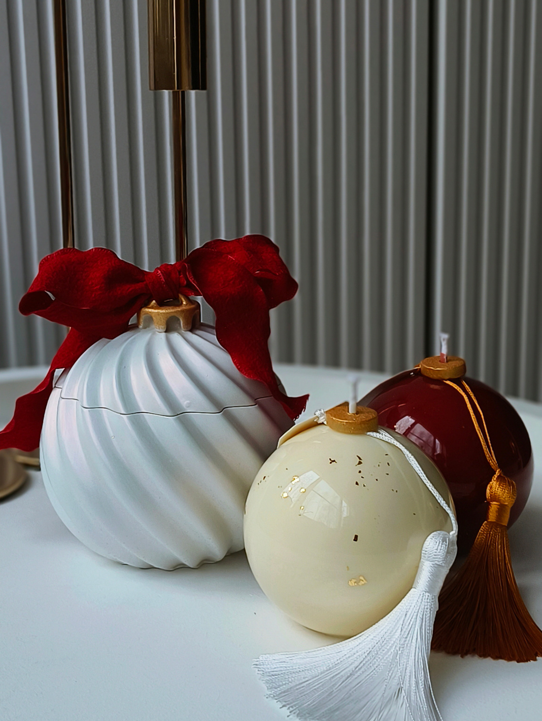 Свеча "Ёлочный витой шар" с ароматом "пихта Фрейзера" - фотография товара