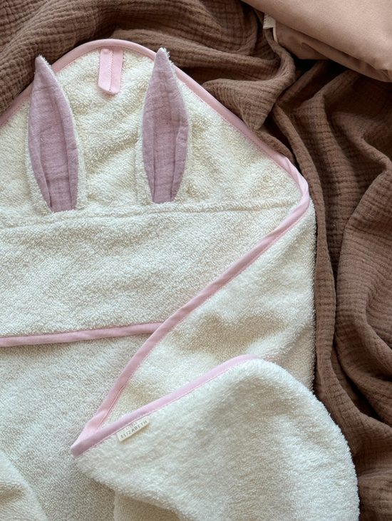 Махровое полотенце молочного цвета с ушками зайки