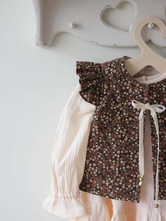 Стеганный жилет с крылышками