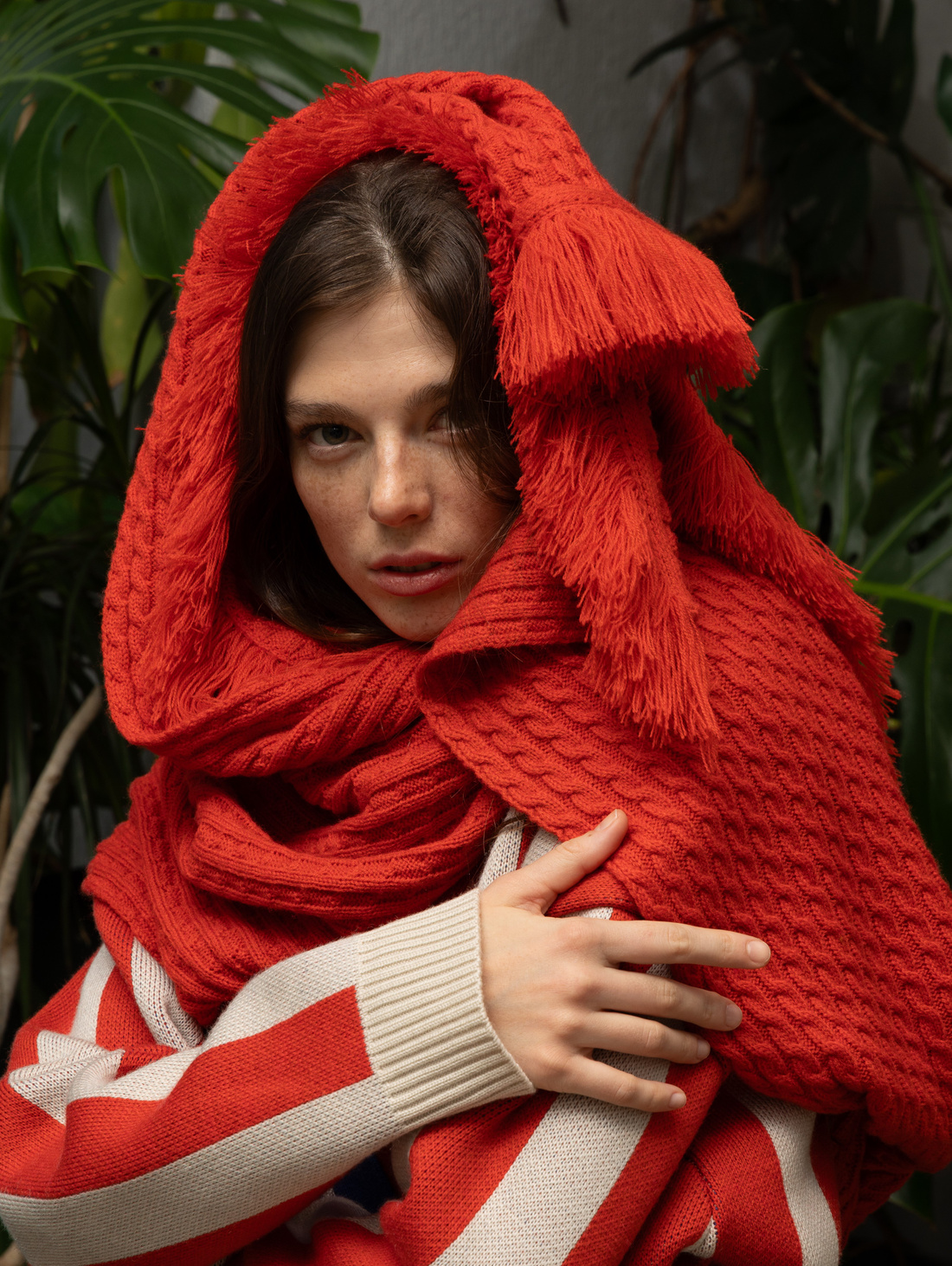 Палантин красный с бахромой 60*200 - фотография товара