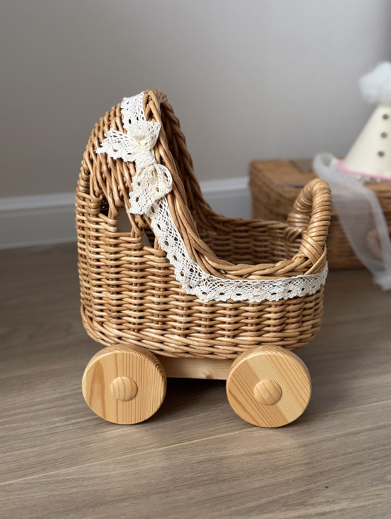 Плетеная коляска для кукол 23 см с постелькой