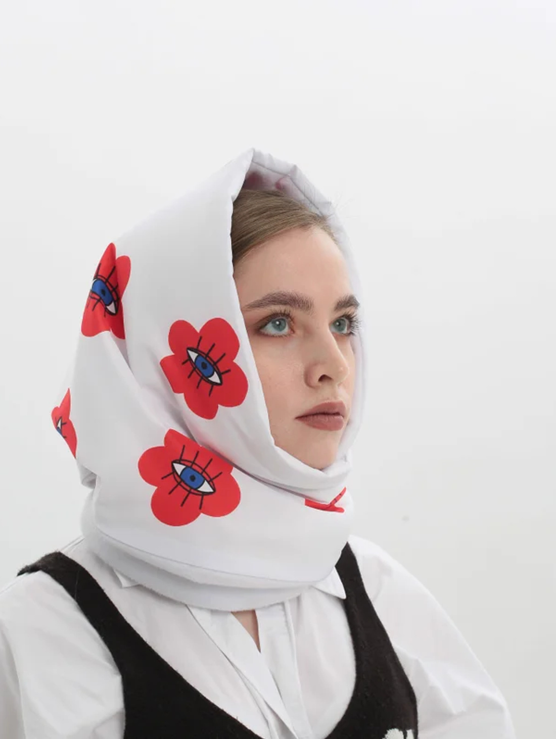 Косынка "Цветы на белом фоне" - фотография товара