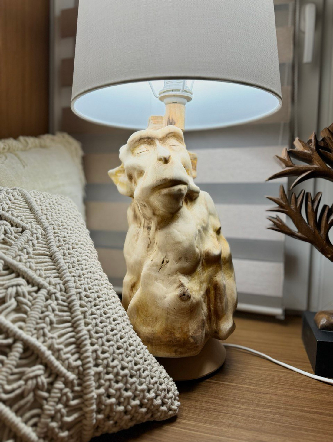 Лампа настольная «Обезьяна» из массива с тканевым абажуром - фотография товара