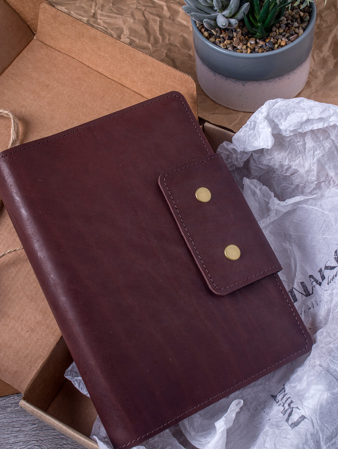 Ежедневник подарочный на кнопках, недатированный, цвет шоколад - фотография товара