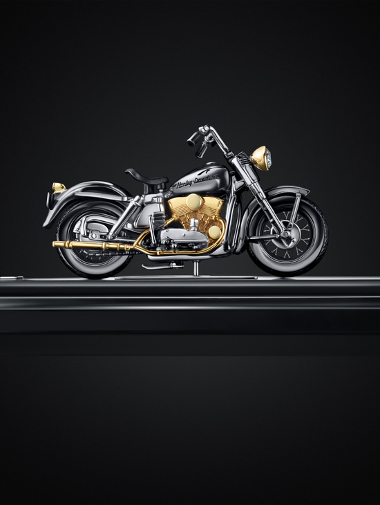 Серебряная модель мотоцикла Harley Davidson