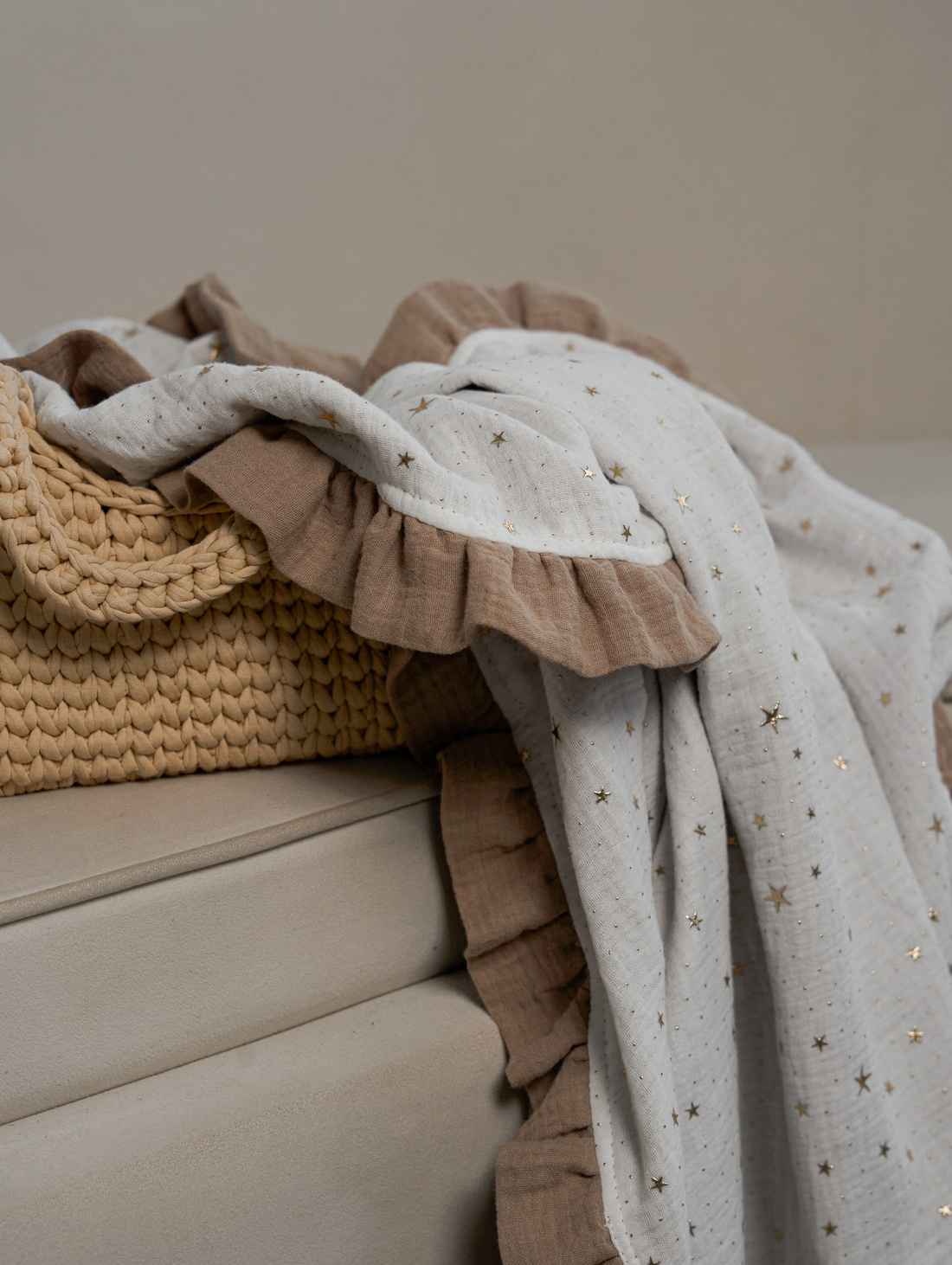 Плед с рюшей из муслина с глиттером - фотография товара