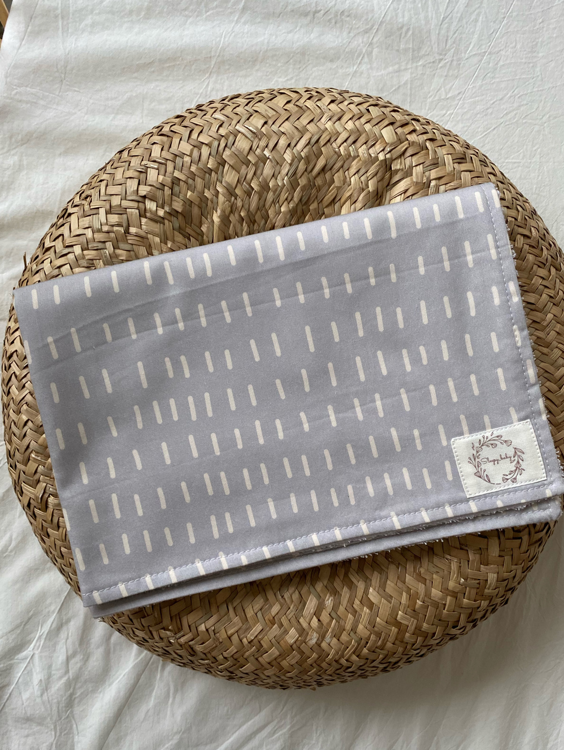 Непромокаемая пеленка "Штрих серый" - фотография товара