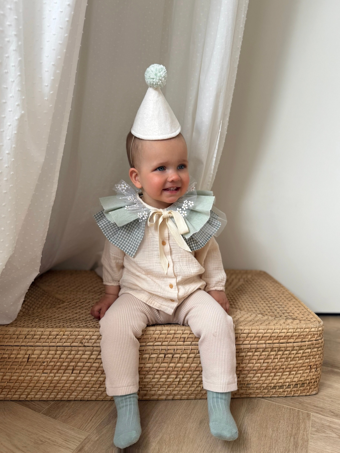 Набор детской одежды для праздника "Колпачок и воротник жабо" - фотография товара