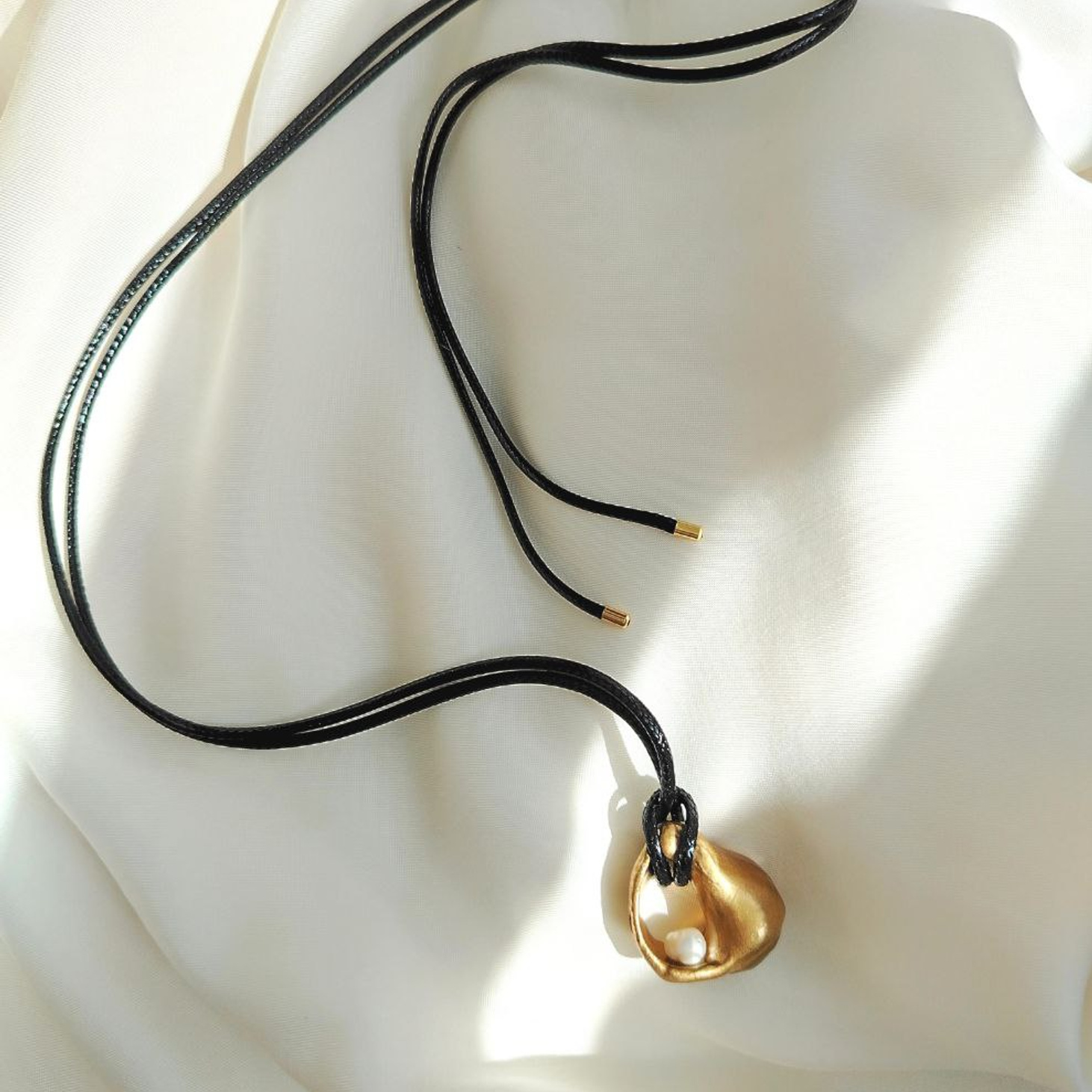 Колье на шнуре с ракушкой - фотография товара