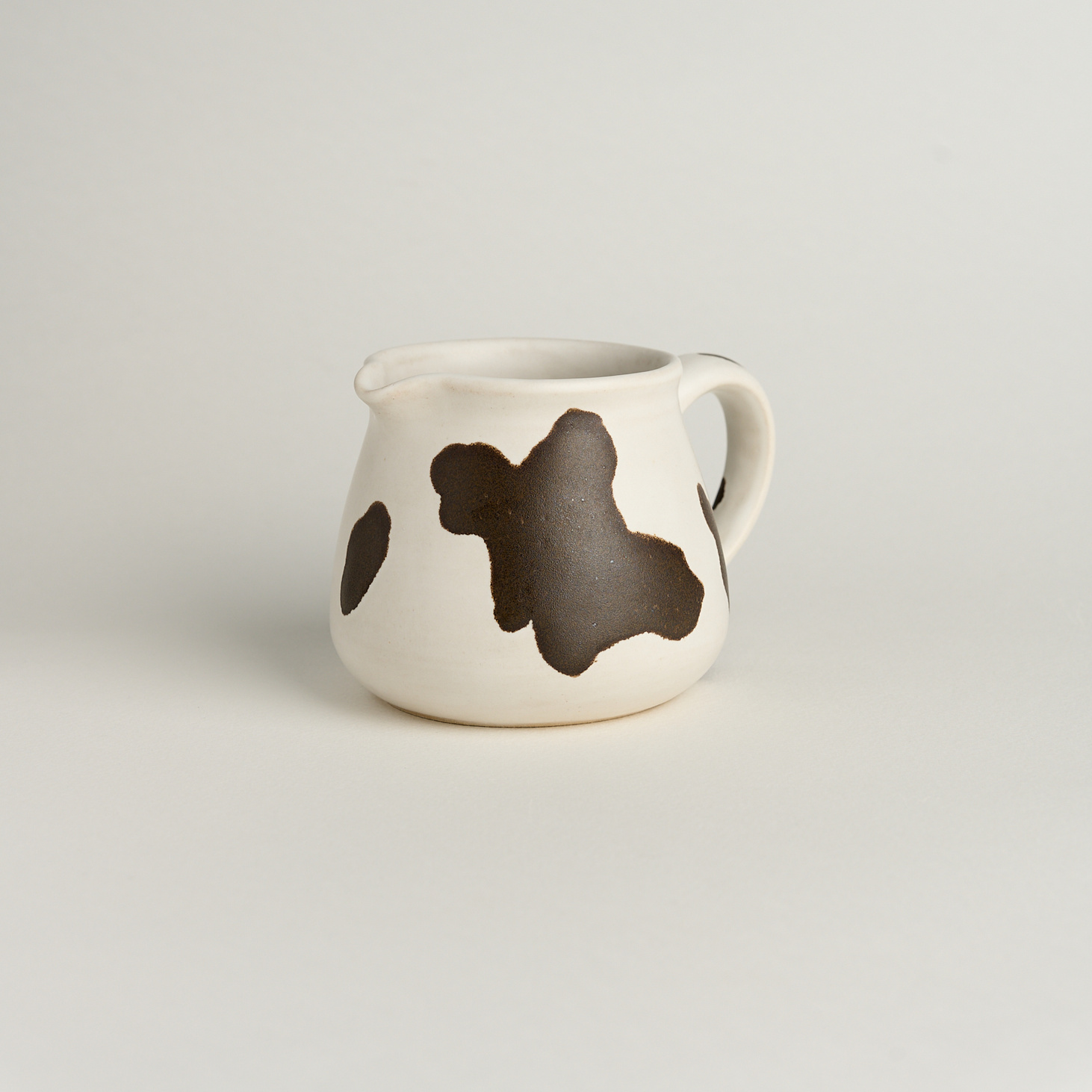 Молочник "Коровка темная" - фотография товара