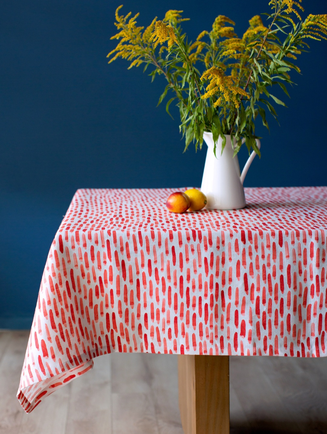 Скатерть "Штрихи красные" - фотография товара