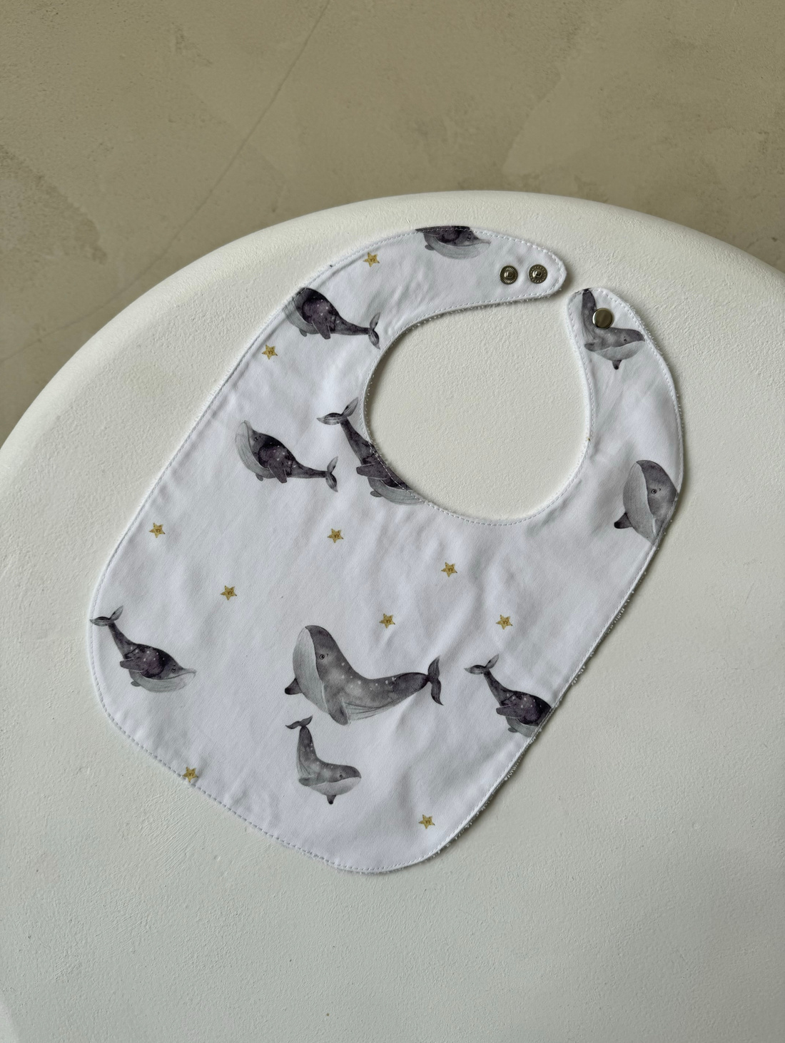 Непромокаемый слюнявчик «Киты» - фотография товара