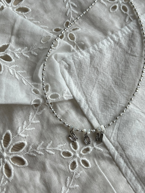 Чокер с буквами MOM