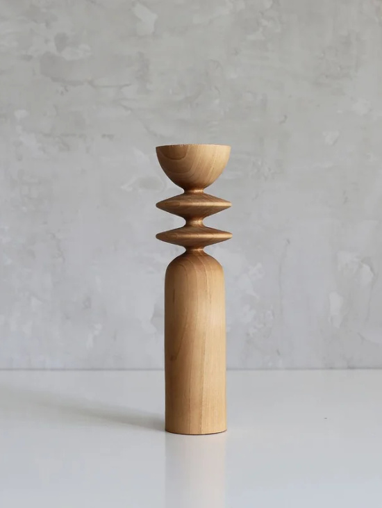 Лаконичный подсвечник из натурального дерева