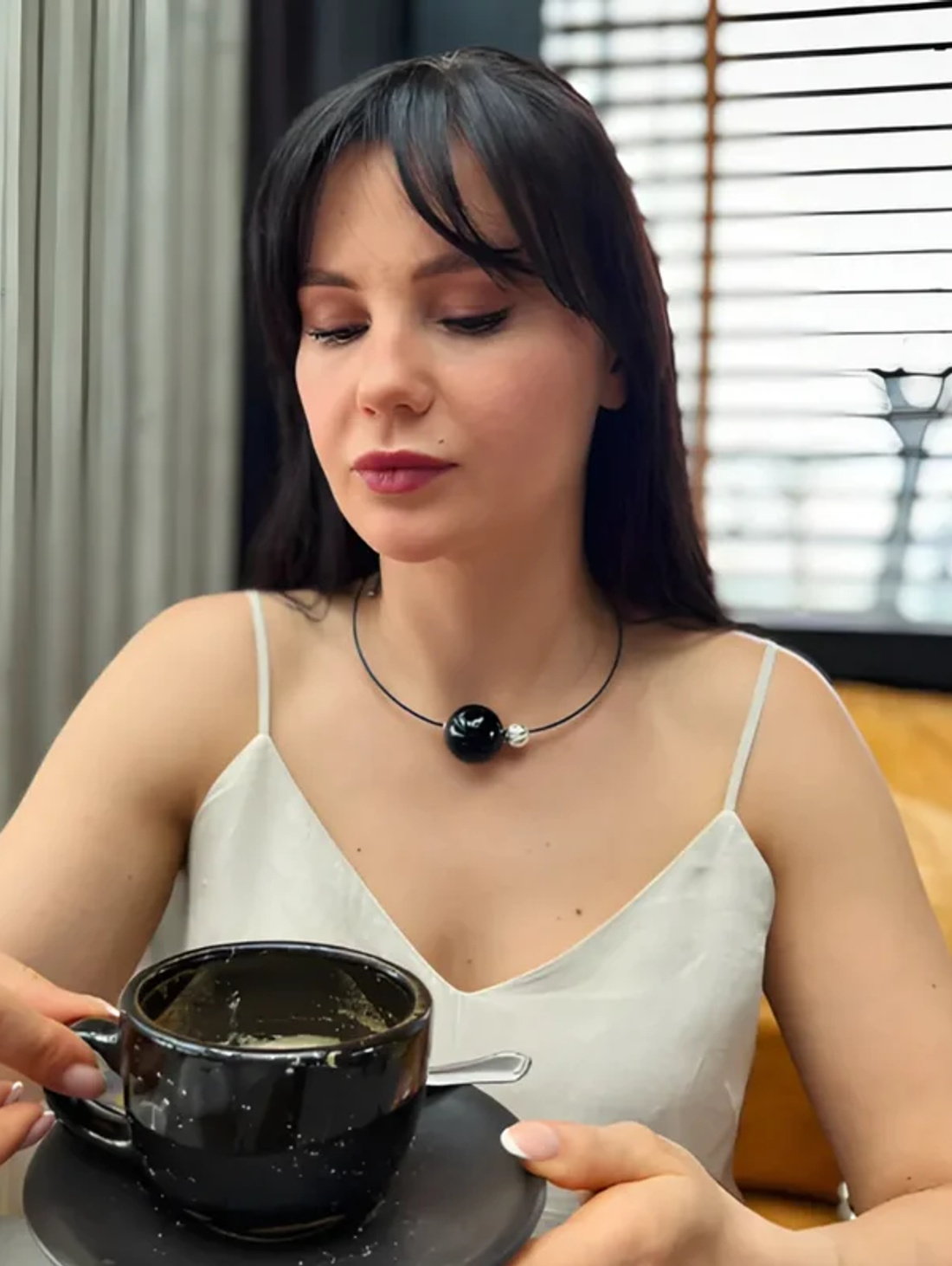 Колье с пузырем из муранского стекла черное - фотография товара