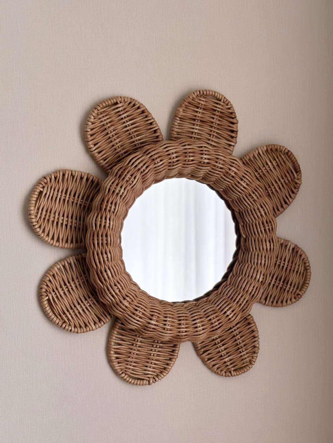 Зеркало "Цветок" в плетеной раме - фотография товара