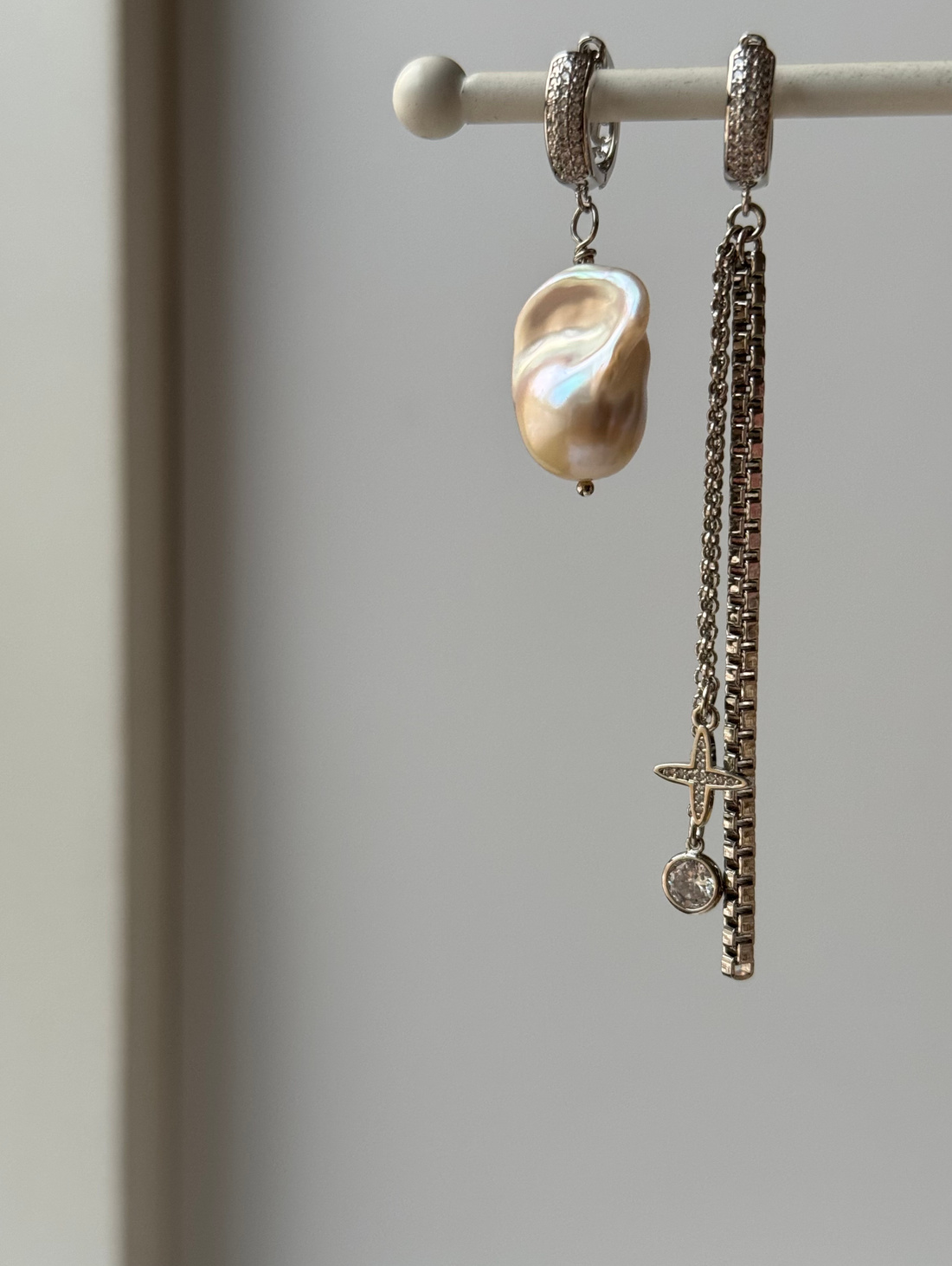 Серьги с барочными жемчужинами и цепями - фотография товара