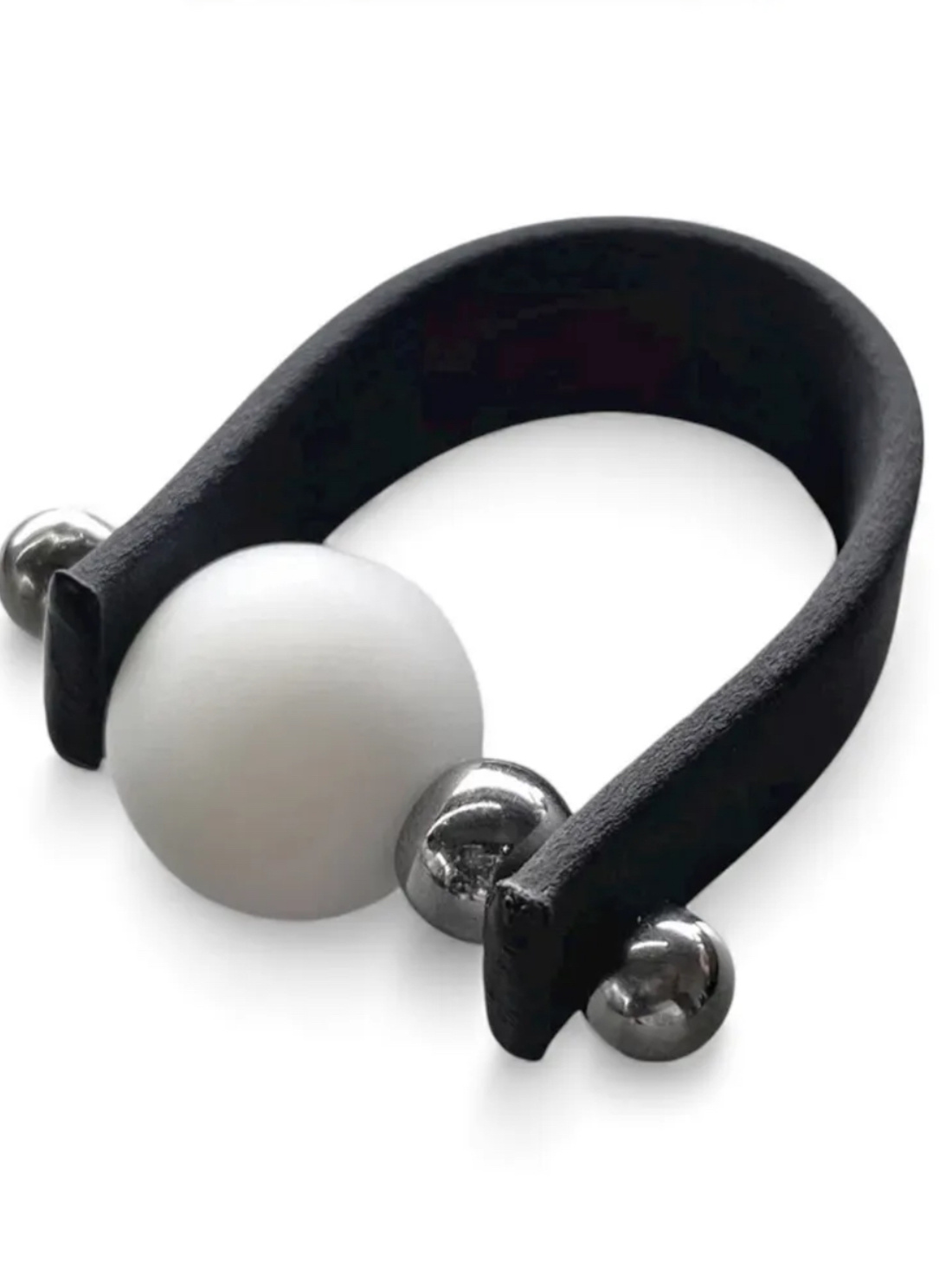 Кольцо белое из каучука и муранского стекла - фотография товара